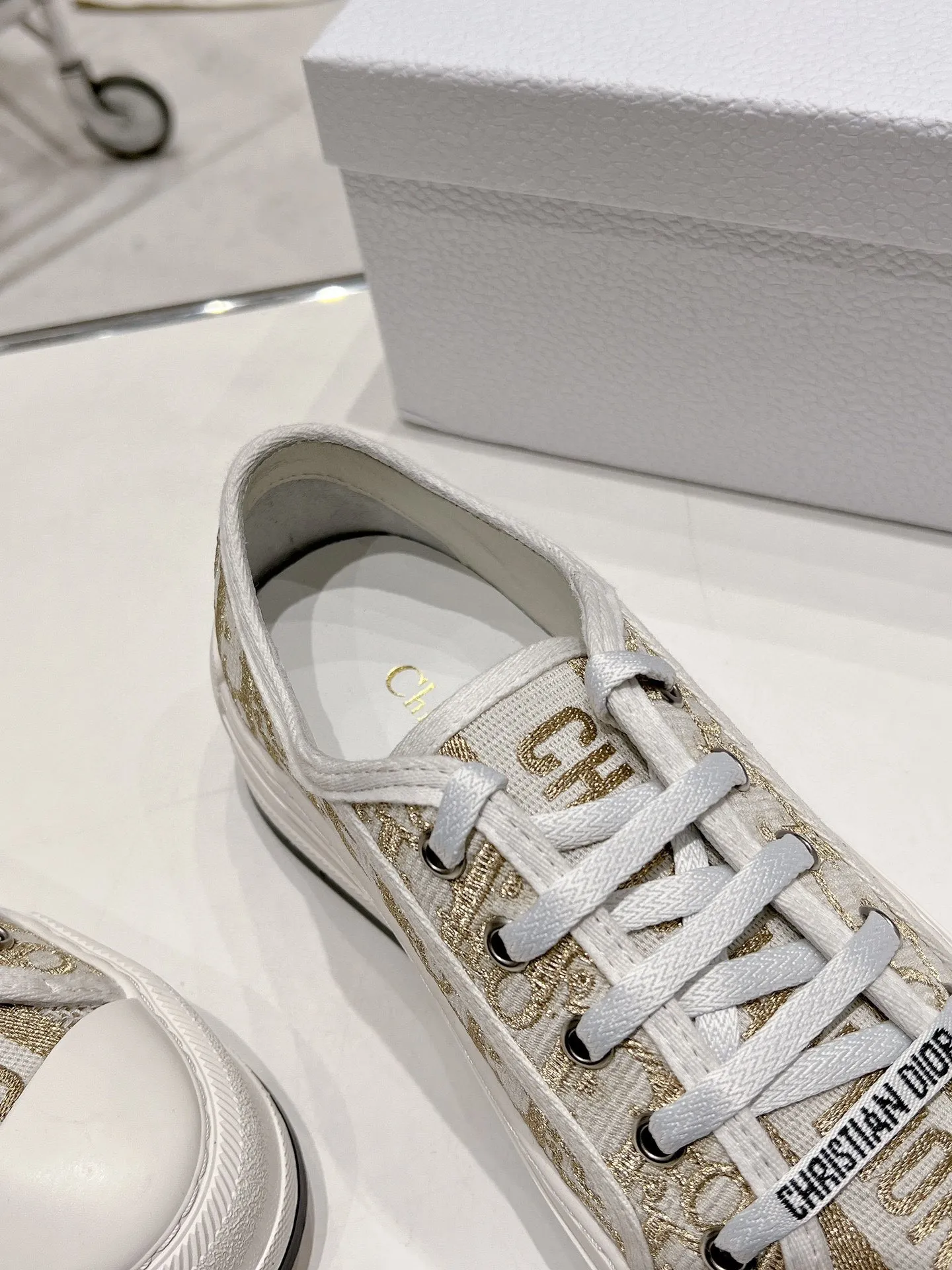 👟👟Ex-factory price P520👟👟 Dior Series Dior Dior 2024 Walk'n Series Presbyopia Embroidery Thick-soled Canvas Shoes Casual Sports Shoes Original Purchase Development Production This Walk'n'Dior thick-soled sneaker is a fashionable item that enhances the style of this series. Oblique printed cotton embroidered upper with comfortable platform sole, tongue and Christian Dior Paris signature laces. Can add fashionable temperament to all kinds of casual looks ▪️Fabric: Original customized imported Oblique printed embroidery ▪️Lining: Imported soft sheepskin lining ▪️Outsole: Original exclusive molded TPU material ▪️Sole thickness: 4.5CM ▪️Size: Women's 35-40
